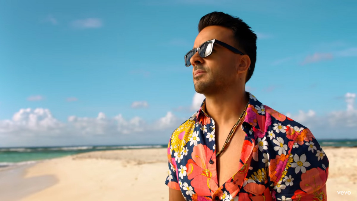 Luis Fonsi w teledysku "Calypso"