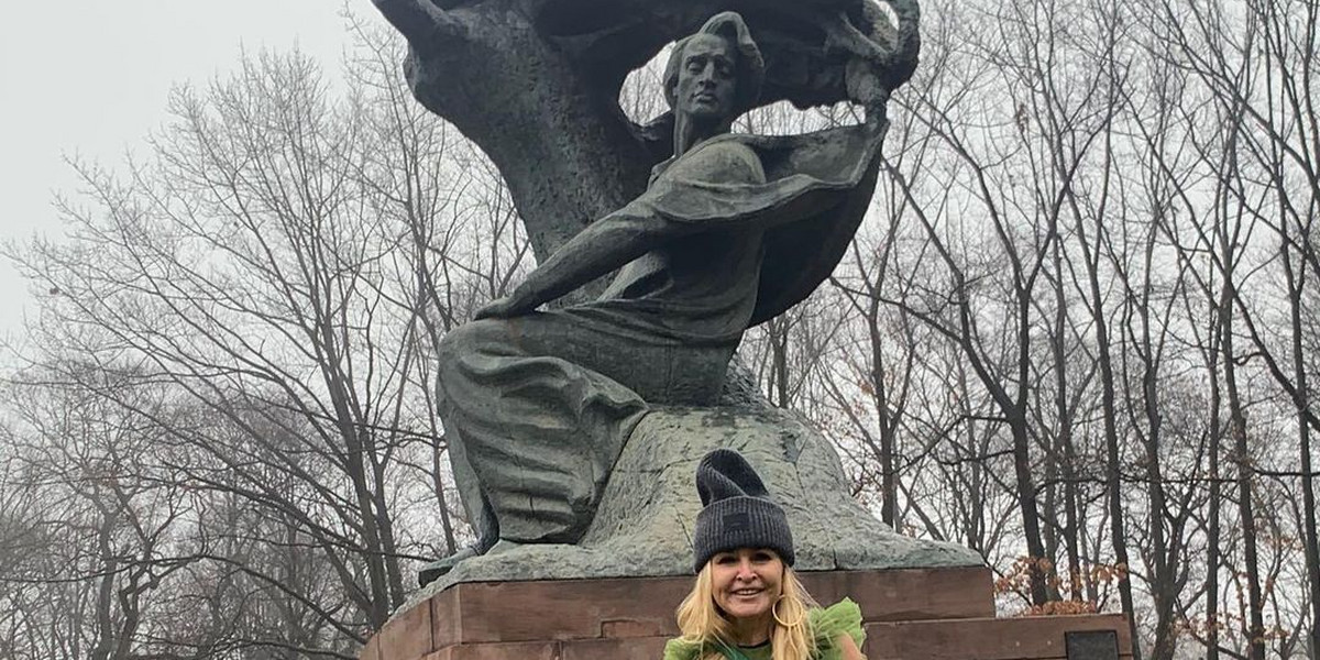 Monika Olejnik przed pomnikiem Chopina w Warszawie. Przed zakończeniem Konkursu Chopinowskiego 2021 nawiązała do wtorkowej akcji europosła w Parlamencie Europejskim