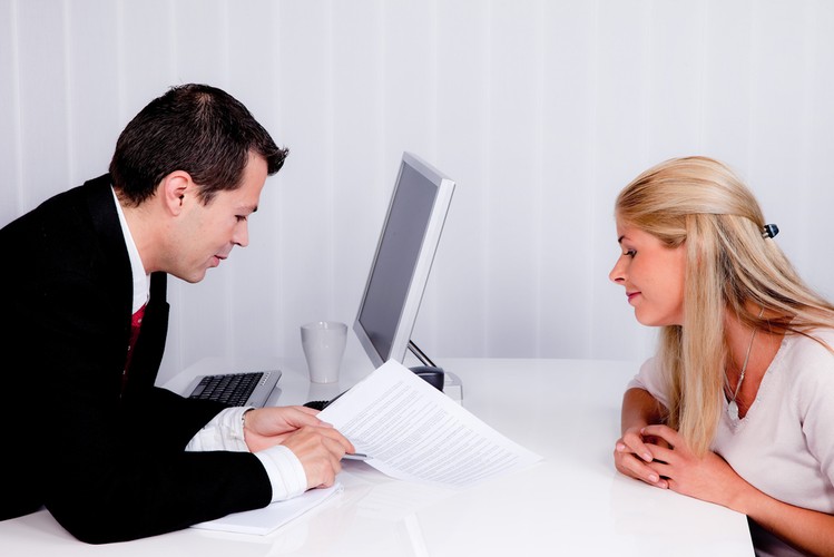 Przeczytaj listę wymagań wobec kandydatów oraz zakres obowiązków. Z reguły te najważniejsze będą na górze. Następnie przygotuj spis swoich osiągnięć zawodowych, które nawiązują do konkretnych wymagań. Na większość pytań warto odpowiedzieć według schematu: Co zrobiłem? Jak to zrobiłem? Jaki był efekt? <br>

<br>Odpowiadaj krótko i konkretnie. Podkreślaj swoje umiejętności i osiągnięcia. Nie chwal się, ale podawaj fakty. Uważaj, tylko aby nie zdradzać informacji, które mogą zostać uznane za poufne.