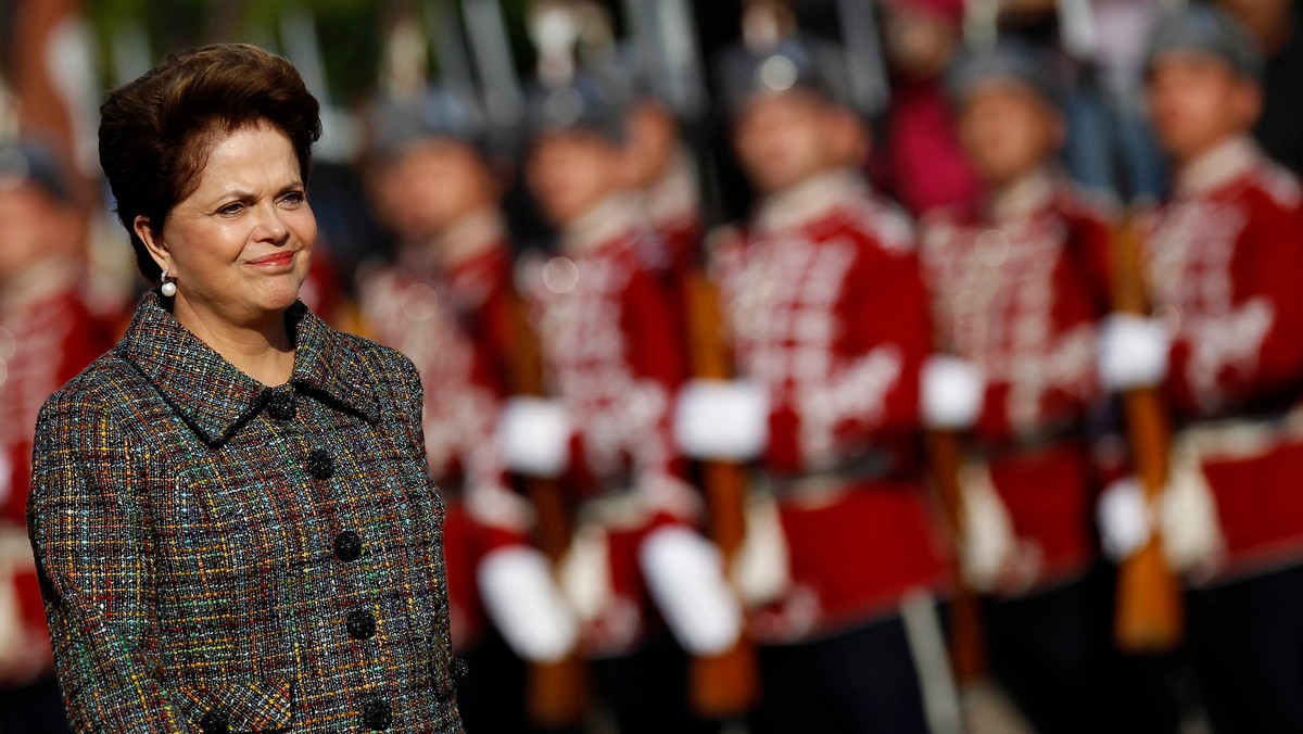 Brazylijska prezydent Dilma Rousseff, która przybyła w środę z oficjalną dwudniową wizytą do Bułgarii pozdrowiła po bułgarsku witającą ją kompanię honorową. Rousseff ma bułgarskie korzenie, a jej wizyta znajduje się w centrum uwagi miejscowych mediów.