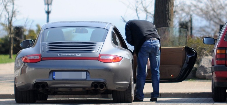 Marcin Dubieniecki jeździ porsche, które zabrał mu prokurator. Wpadł na gorącym uczynku