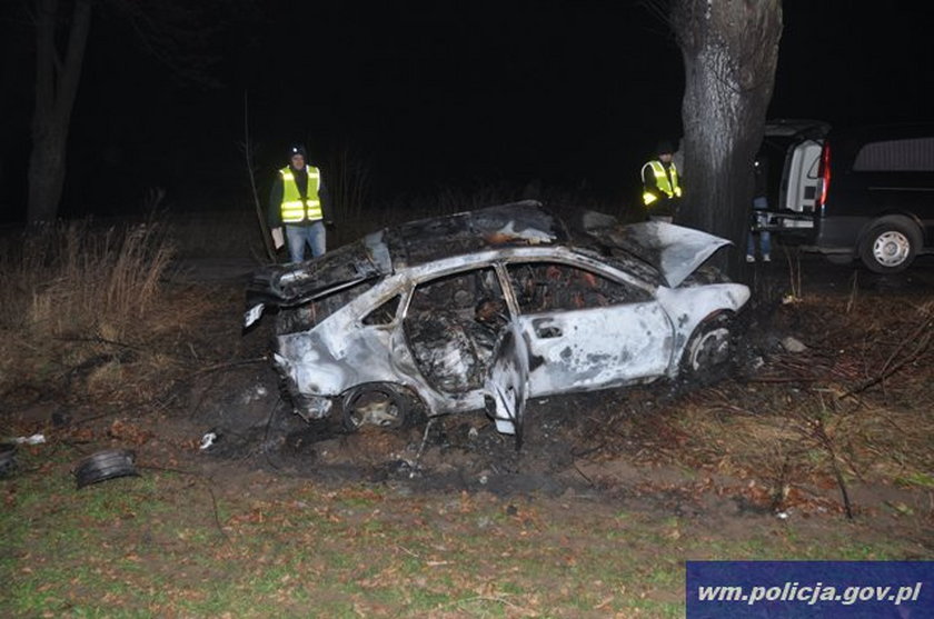 Mazda uderzyła w drzewo spłonął pasażer