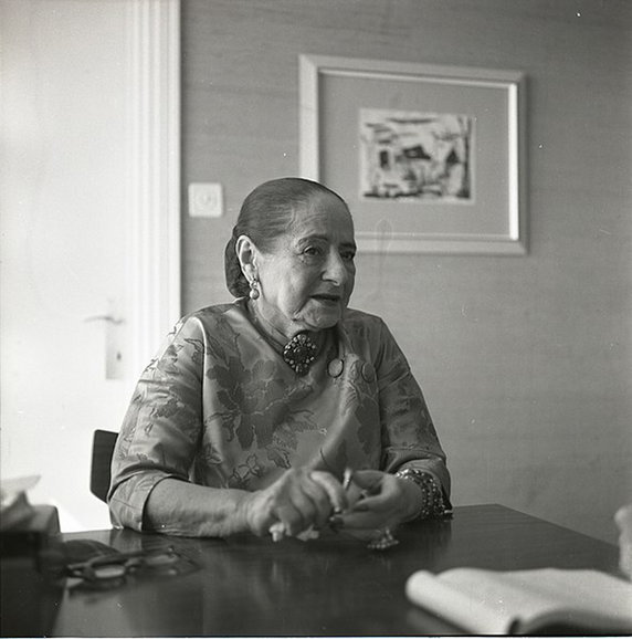 Helena Rubinstein podczas narady z pracownikami, Wikimedia Commons