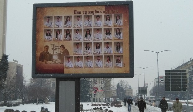 bilbord sa fotografijama najboljih djaka foto s.milenkovic