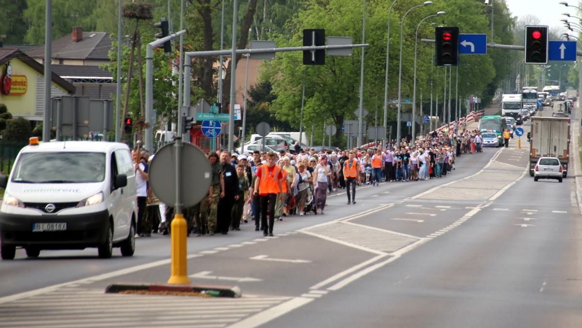 3 Maja, dzień konstytucji. W Podlaskiem akurat 3 maja przypada jeszcze inna rocznica, która sprawia, że prawosławni tego dnia chętniej idą do cerkwi niż na okolicznościową akademię. To dzień śmierci świętego męczennika Gabriela Zabłudowskiego, jednego z dwóch świętych uznanych przez Cerkiew prawosławną a pochodzących z okolic Białegostoku.