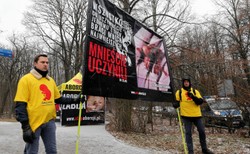 Podczas pogrzebu prof. Dębskiego protestowali przedstawiciele Fundacji Pro - Prawo do Życia. Domagali się ekskomuniki