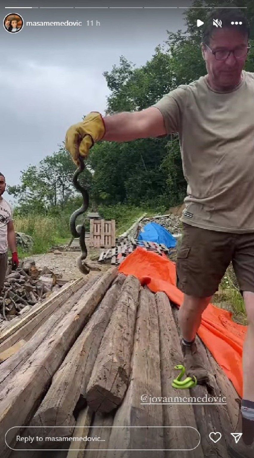 Jovan Memedović sa zmijom