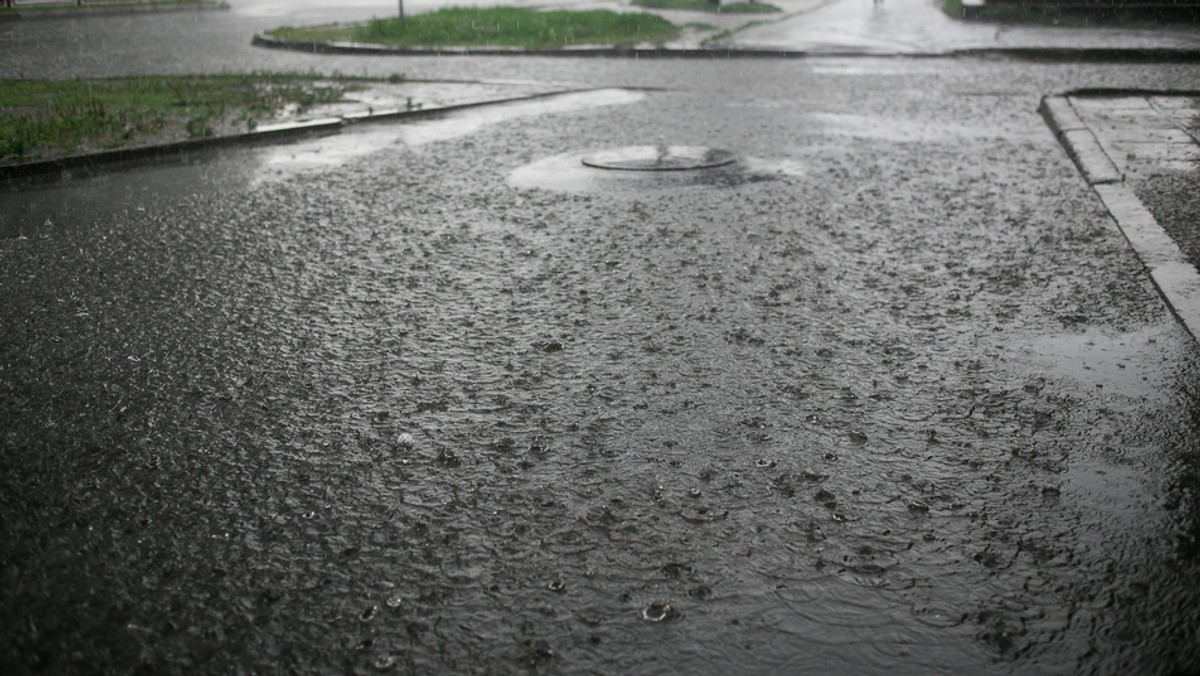 Instytut Meteorologii i Gospodarki Wodnej ostrzega przed gwałtownym deszczem oraz wzrostem poziomu wody w zbiornikach. Ogłoszenie hydrologiczne najwyższego, trzeciego stopnia opublikowano dla woj. śląskiego i małopolskiego. Pozostałe województwa objęte alertami to woj. podkarpackie, opolskie, łódzkie i mazowieckie.