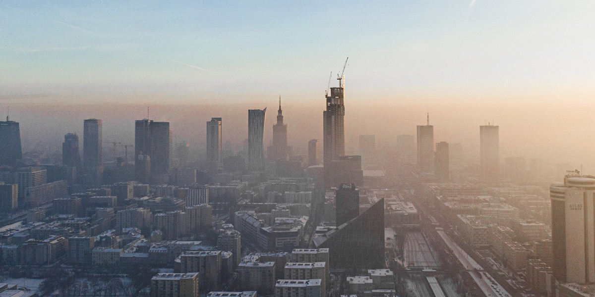 Smog nad Warszawą 18.01.2021, dokładnie w 4. rocznicę ogłoszenia przez rząd walki ze smogiem.