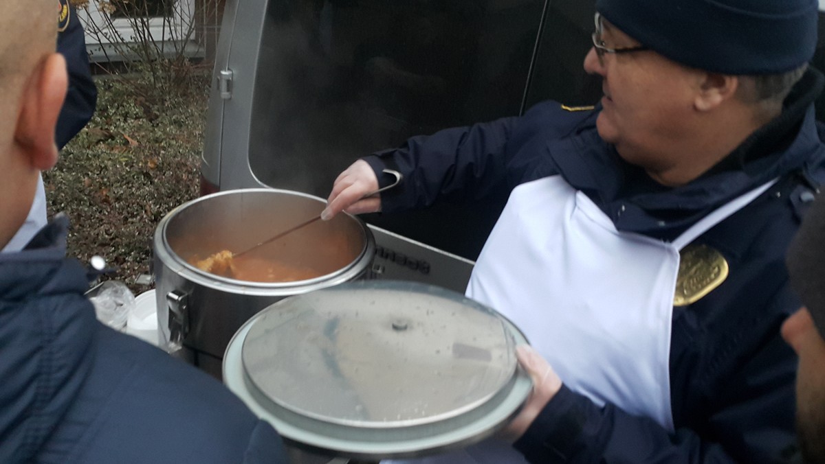 Patrole Straży Miejskiej wczoraj po raz pierwszy w tym roku wyjechały spod siedziby Caritas Polska z gorącym posiłkami, kocami i ciepłą odzieżą dla bezdomnych. Akcja będzie odbywać się dwa razy w tygodniu.