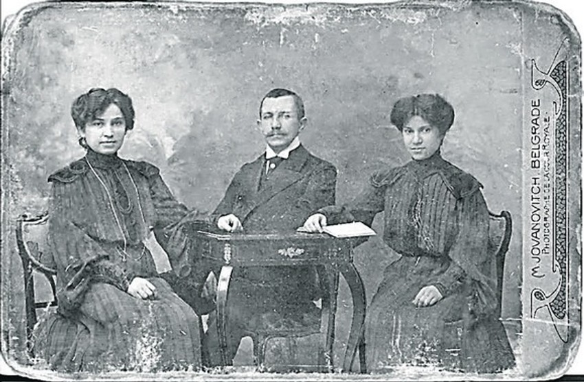 Jelisaveta sa sestrom i bratom