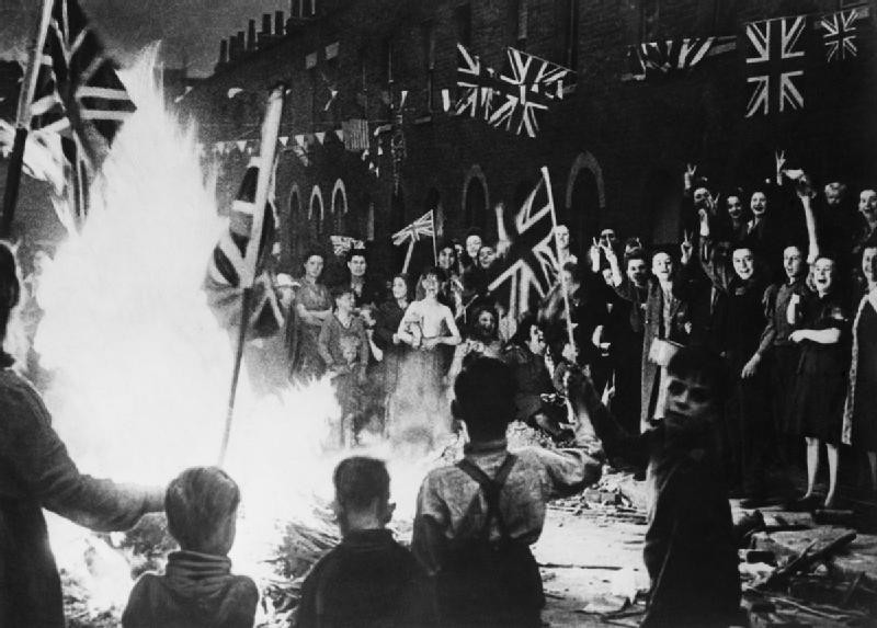 Ognisko na ulicy jednego z brytyjskich miast w noc z 8 na 9 maja 1945 r.