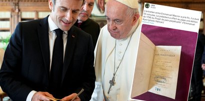 Emmanuel Macron sprezentował papieżowi traktat słynnego filozofa. Polacy są wściekli. Chodzi o pieczątkę na stronie tytułowej. "Żenujące"