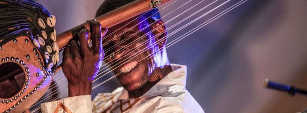 <strong>5. „Jimi Hendrix n’goni”</strong>
<br></br>
Abou Diarra, wirtuoz n’goni. Z tego instrumentu, mocno zakorzenionego w tradycji griotów, potrafi wydobyć zaskakujące dźwięki, również ostre riffy i rockową energię. Dlatego nazywany jest „Jimim Hendrixem n’goni”. Wykonywał utwory z kultury muzycznej myśliwych ludu Mandingo. Widownia tańczyła razem z nim i zespołem na scenie. 
<br></br>  Fot. Mateusz Bral
