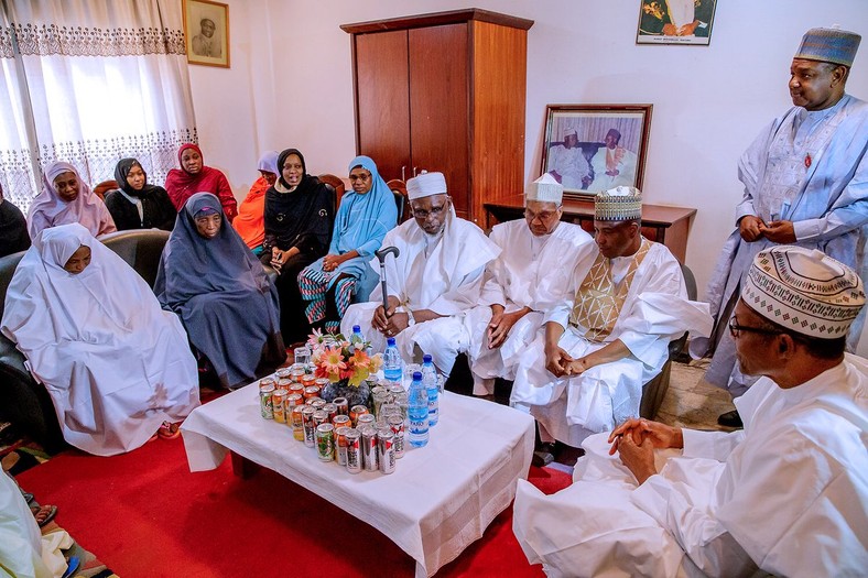 Buhari pays condolence visit to the Shagari home (Presidency) 