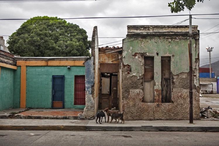 Pełen bak paliwa można zatankować tu za mniej niż jednego dolara, jednakże najtańsza na świecie benzyna, jaką mogą się cieszyć mieszkańcy Wenezueli, ma swoją wysoką cenę. Współczynnik zabójstw w 2012 roku wyniósł w Wenezueli 53,7 osób na 100 tys. mieszkańców. Na zdj. Opuszczony dom w Puerto Cabello, Wenezuela
