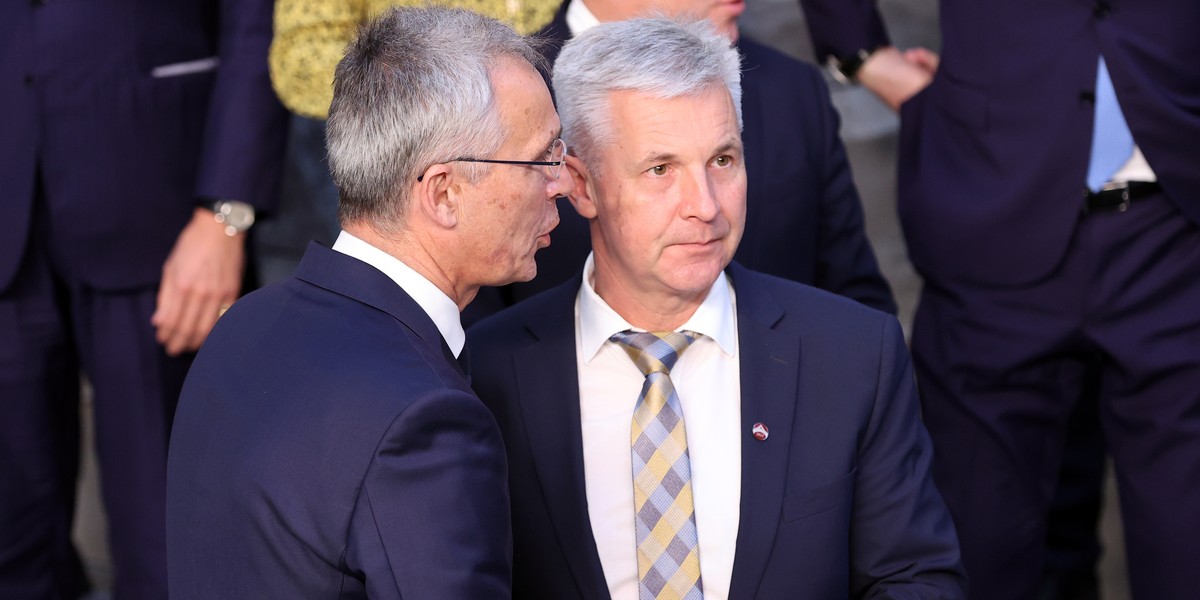 Sekretarz Generalny NATO Jens Stoltenberg (po lewej) i łotewski minister obrony dr Artis Pabriks (po prawej).