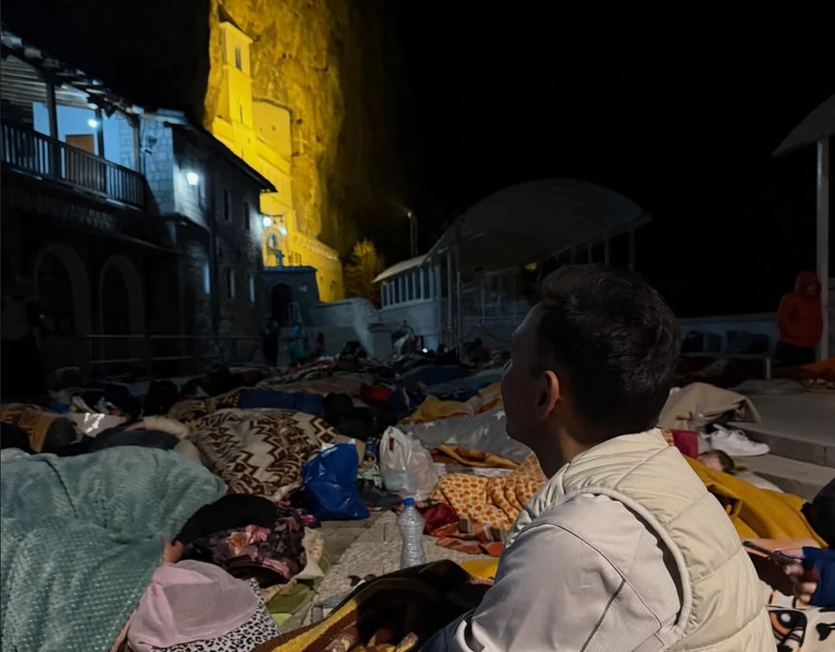 Bivši zadrugar spava ispod Ostroga, prisustvovao večernjoj liturgiji