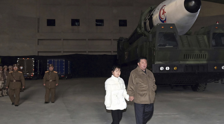 Kéz a kézben sétált a kislánnyal az észak-koreai vezető, Kim Dzsongun Fotó /Profimedia