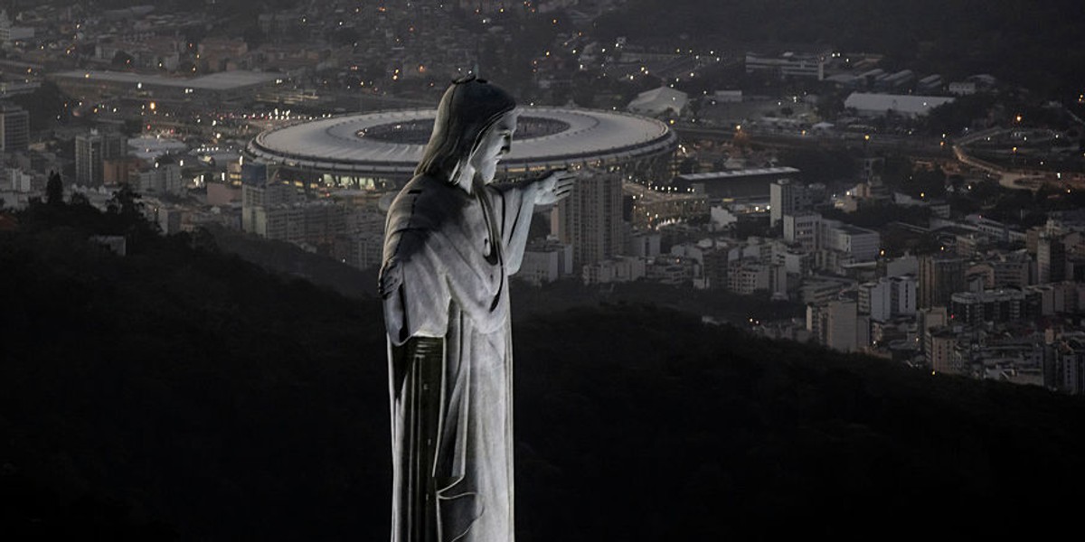 Pomnik Chrystusa Odkupiciela mierzy 38 metrów wysokości. Od 1931 roku góruje nad Rio de Janeiro