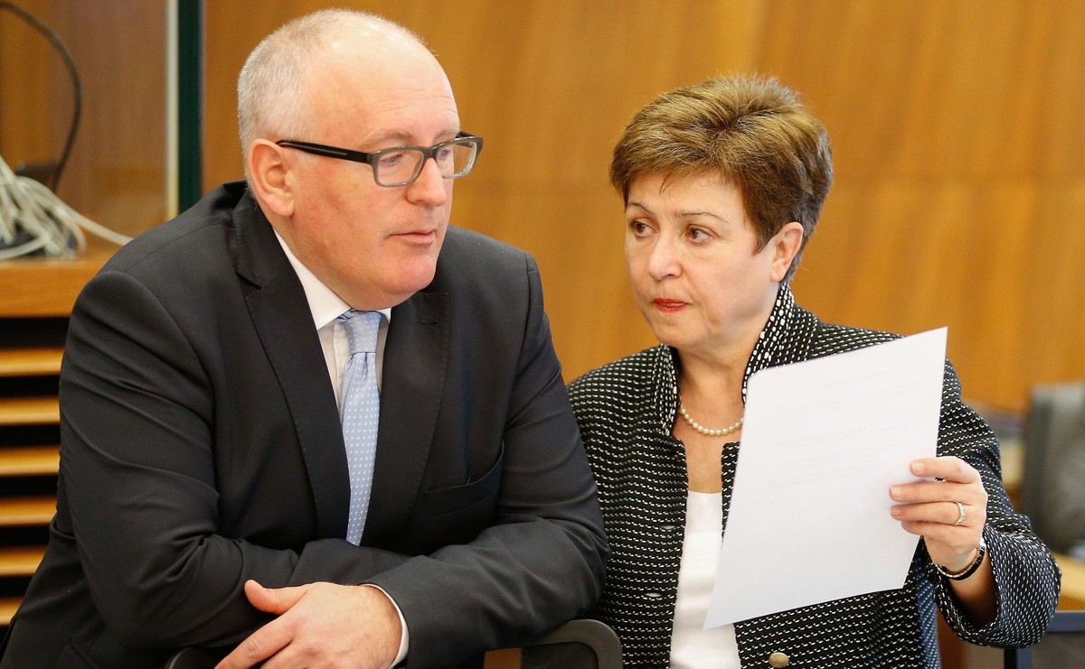 Wiceszef KE, Franz Timmermans i komisarz ds. budżetu, Kristalina Georgieva