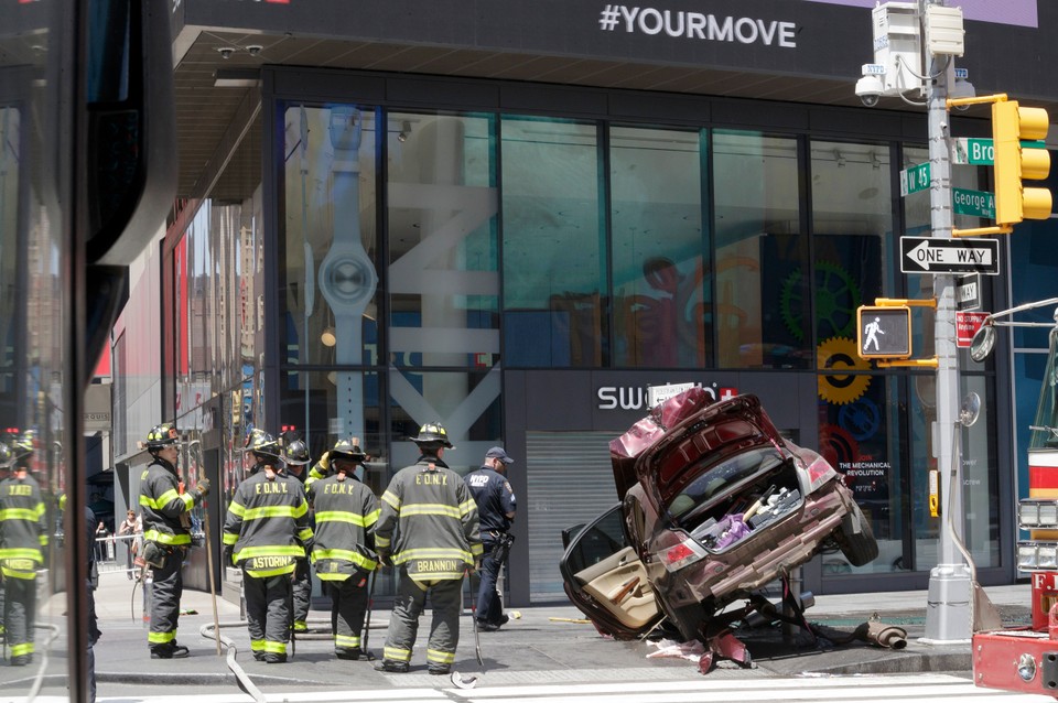 USA PEDESTRIANS STRUCK NYC (Vehicle strikes pedestrians in Times Square)