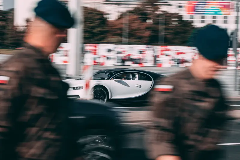 Bugatti Chiron między dwoma żołnierzami