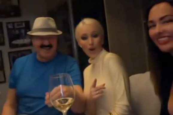 MELINA SLAVI UDAJU, A HARIS SE PROVODI SA CRNKOM I PLAVUŠOM Džinović otišao iz Srbije, ne skida osmeh kraj influenserke: "Hoću lom!" (VIDEO)