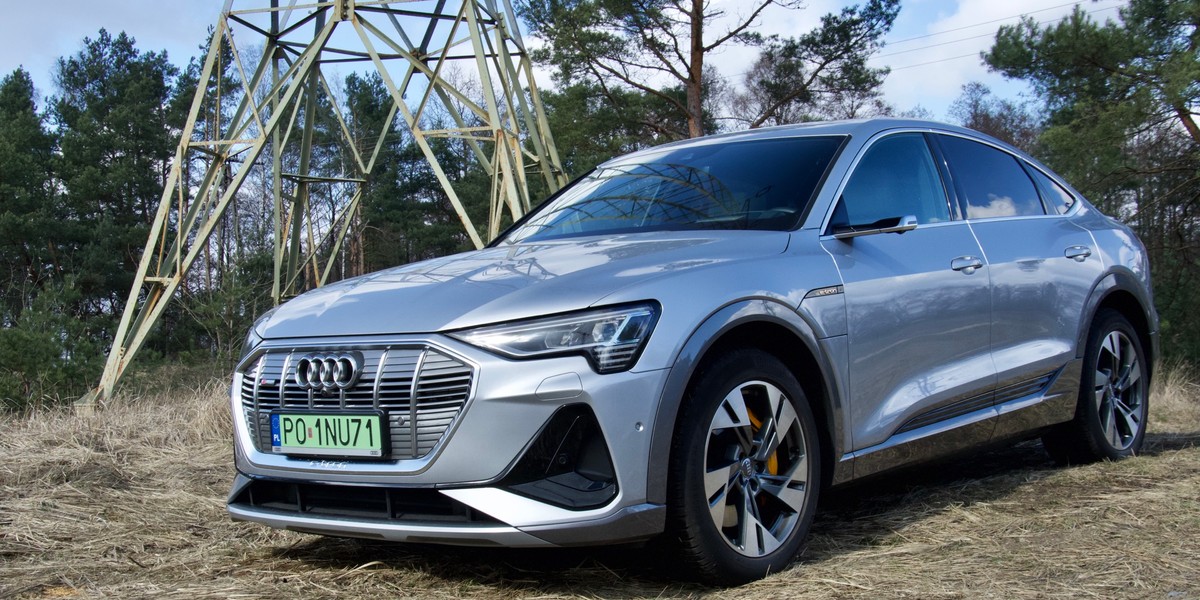 Audi e-tron Sportback to reprezentant modnej ostatnio stylistyki SUV Coupe. 