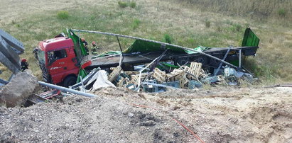 Wypadek pod Łodzią. Ciężarówka spadła z nasypu