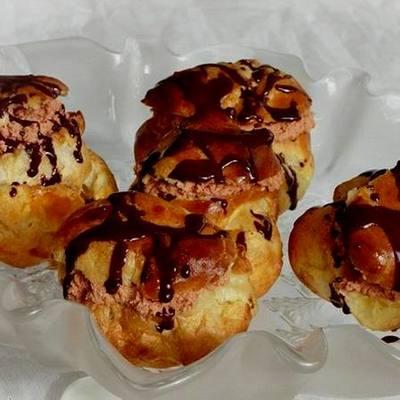 Profiterol csokoládés krémmel