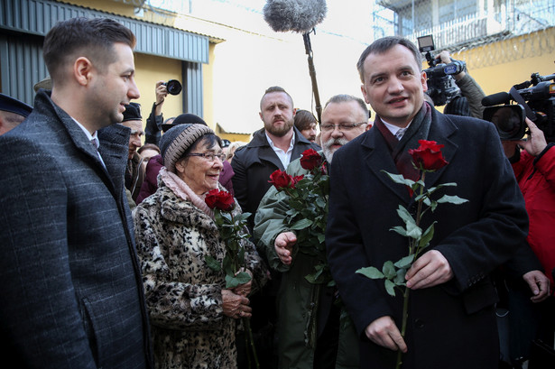 Według Jakiego, cała dyskusja dotyczy w istocie relacji państwo kontra zorganizowana grupa przestępcza, która „rościła sobie prawo do wyjątkowego okradania obywateli”.