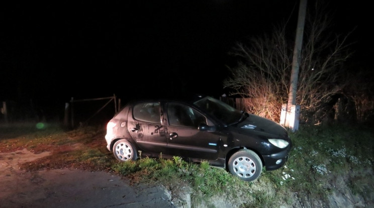 Az első járművel majdnem árokba borultak / Fotó: police.hu