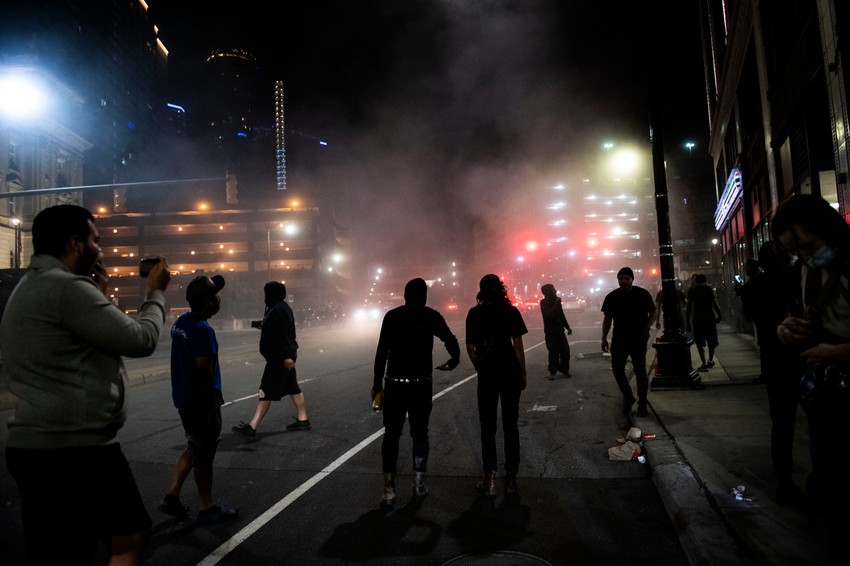 Devetnaestogodišnji mladić ubijen je tokom protesta u Detroitu kada su ispaljeni hici u masu iz džipa. Reč je o mladiću od 19 godina, javlja "Skaj njuz".