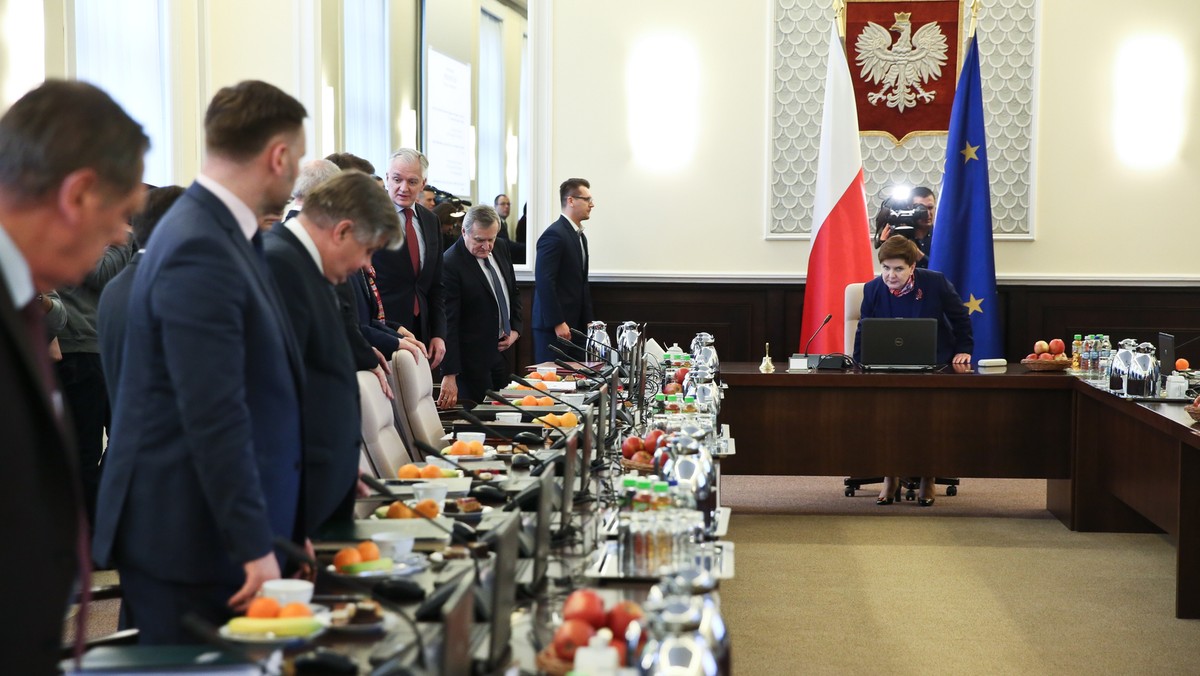 Rząd przyjął uchwałę ws. "Planu odpowiedzialnego rozwoju" - poinformowała podczas dzisiejszej konferencji prasowej premier Beata Szydło. Szefowa rządu wraz z ministrem Mateuszem Morawieckim przekonywali, że Polska musi poradzić sobie z pięcioma "pułapkami rozwoju", w tym m.in. "pułapką średniego dochodu".