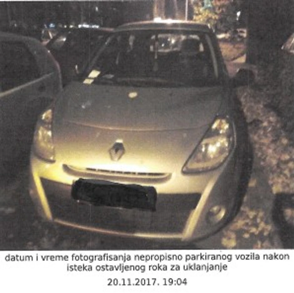 Auto uslikan dok je u njemu bila beba