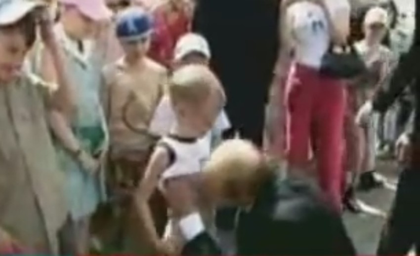 Kamere su zabeležile trenutak u kojem Putin ljubi dečaka u stomak