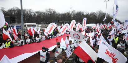 Politycy PiS i Konfederacji pojawili się na proteście rolników. "Rząd unika działania" [WIDEO]