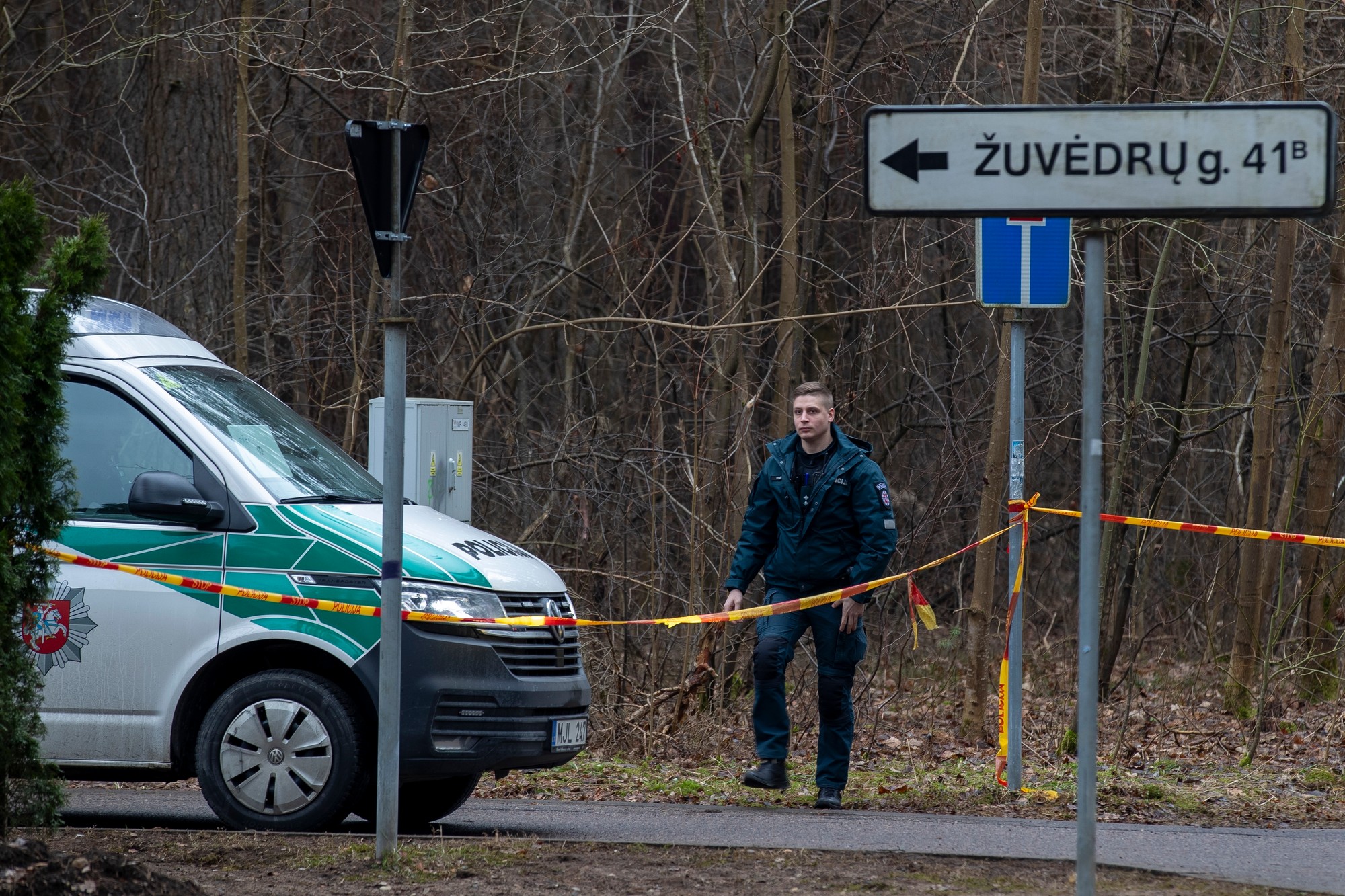 Policajti hliadkujú neďaleko domu Leonida Volkova, blízkeho spolupracovníka zosnulého ruského opozičného lídra Alexeja Navaľného.