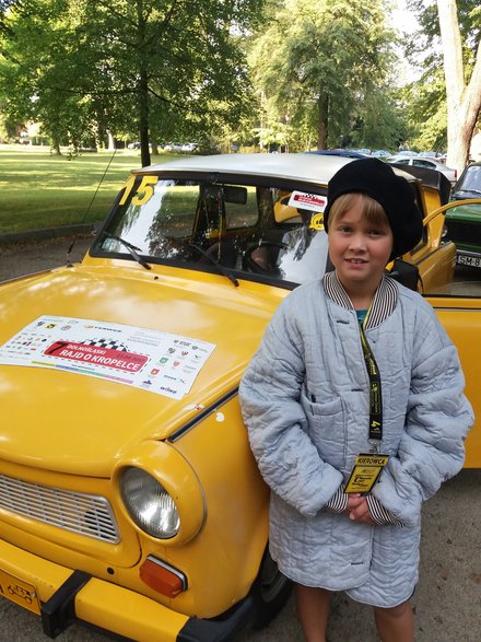 Rajd Klasyków po atrakcjach dolnego śląska i lubuskiego. Julek szykuje się do startu w rajdzie! Oryginalna kufajka nadaje mu szyku w obecności trabiego!