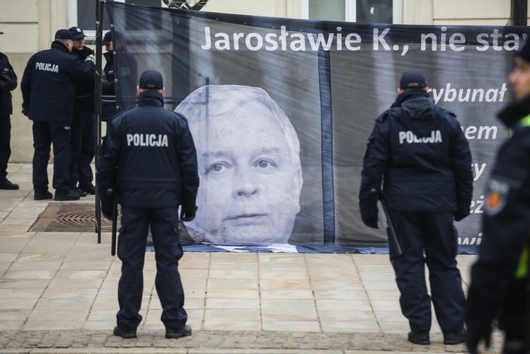 Transparent Obywateli RP, protestujących przeciwko obchodom miesięcznicy smoleńskiej, na przeciwko Pałacu Prezydenckiego w Warszawie