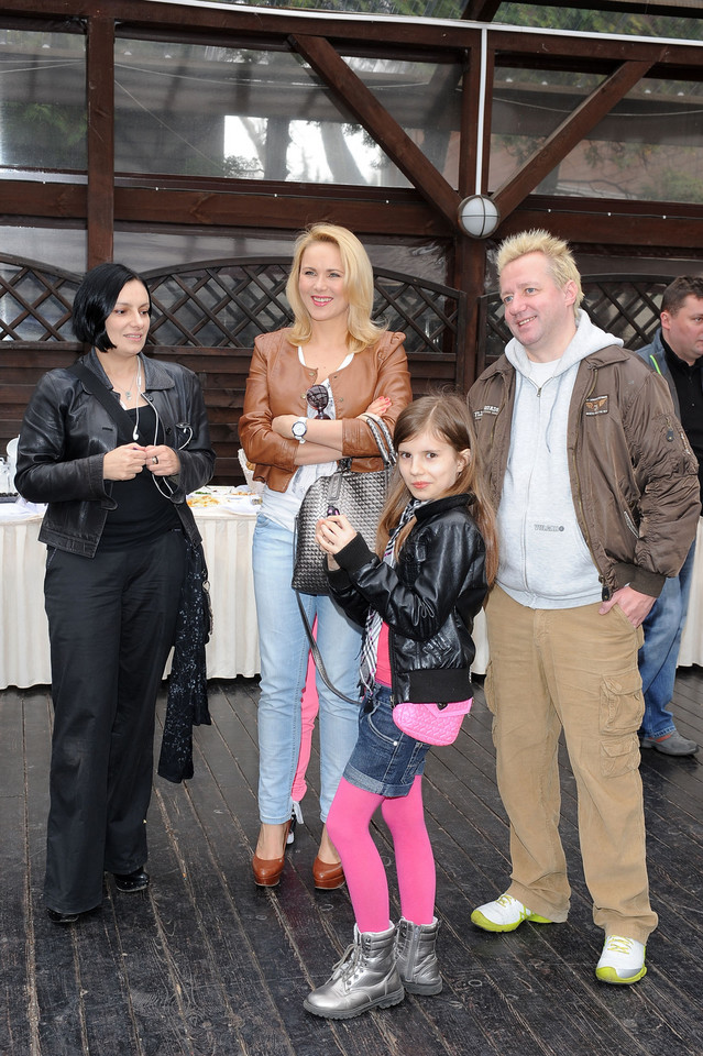 Robert Leszczyński i Alicja Borkowska z córką, Vesną. Obok Anna Samusionek