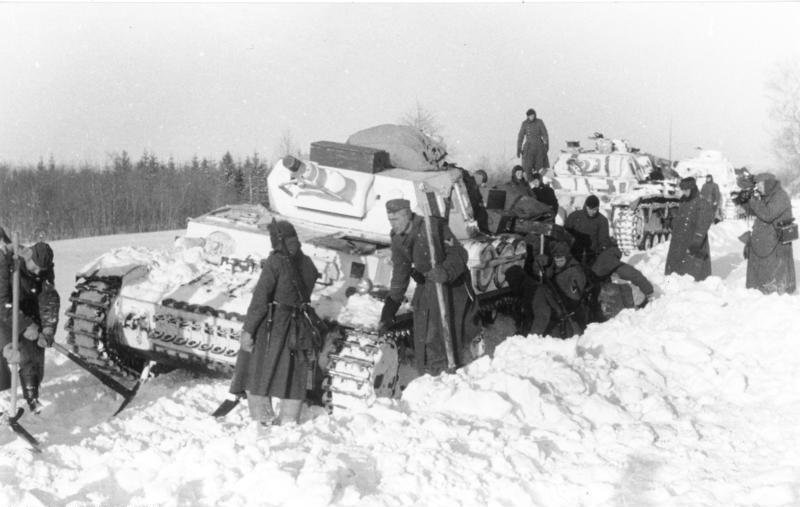 Niemiecki czołg PzKpfw IV zakopany w śniegu w grudniu 1941 roku