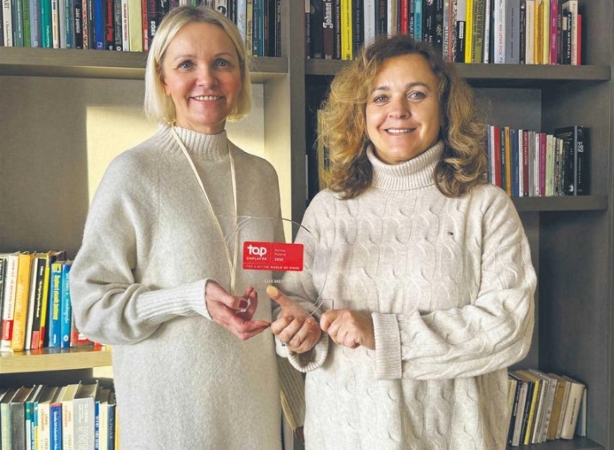 Anna Rulkiewicz, prezeska Grupy LUX MED. (na zdjęciu z prawej), Dorota Sawicz, dyrektorka pionu personalnego Grupy LUX MED., z prestiżową statuetką Top Employers 2025