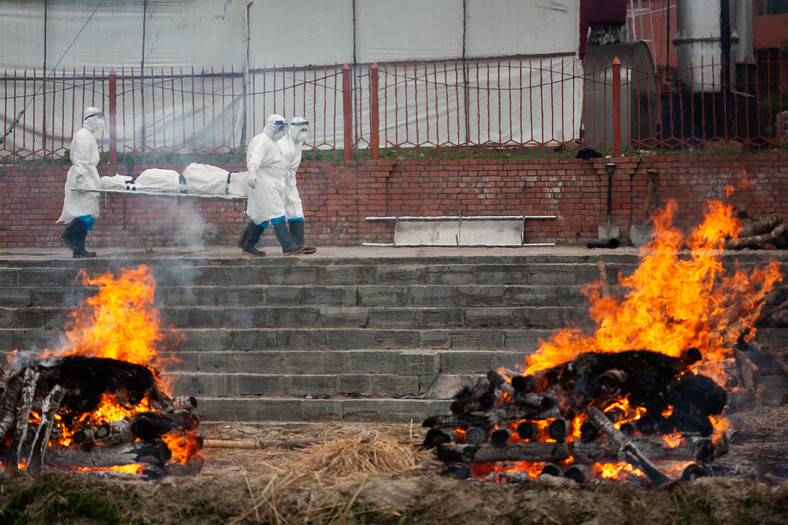 Palenie zwłok na brzegu rzeki Bagmati, Katmandu