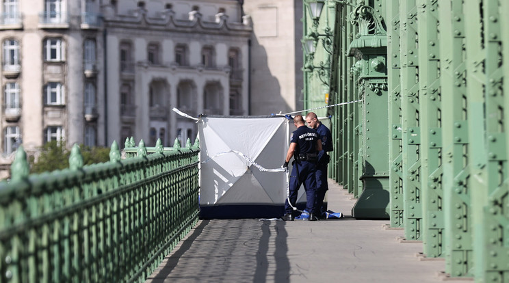 A helyszínelő rendőrök egy sátorral takarták el a holttestet / Fotó: Zsolnai Péter