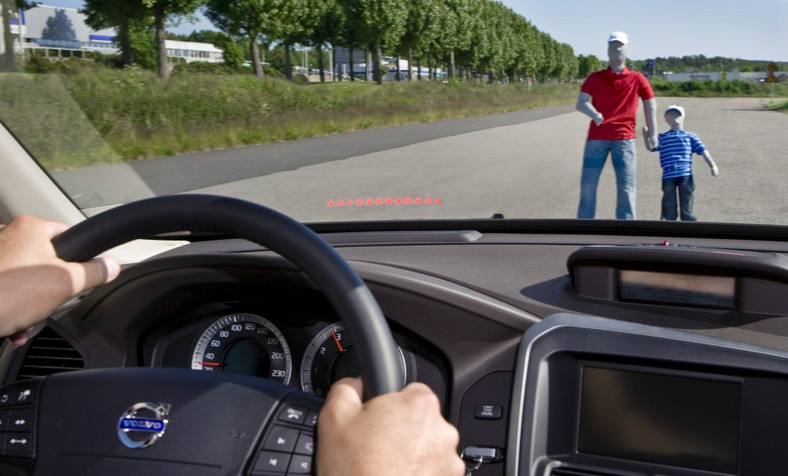 Manekin Volvo udaje pieszego - Poznajcie Boba