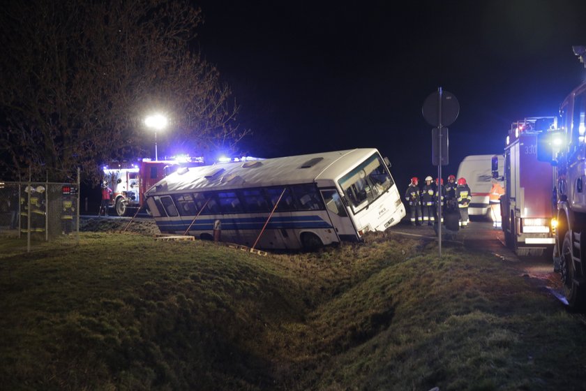 Wypadek w Kobierzycach. Kilkadziesiąt osób uwięzionych w autobusie