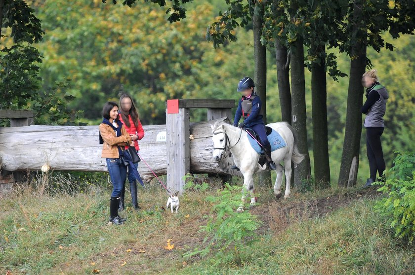 Kaczyńska z córkami. Zabrała je na konie!