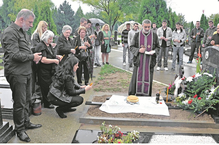 Jaka kiša sve vreme je padala na parastosu